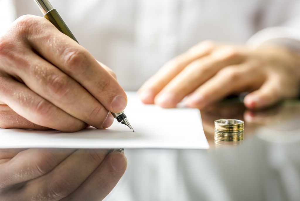La signature de documents de divorce avec l'alliance sur le cote