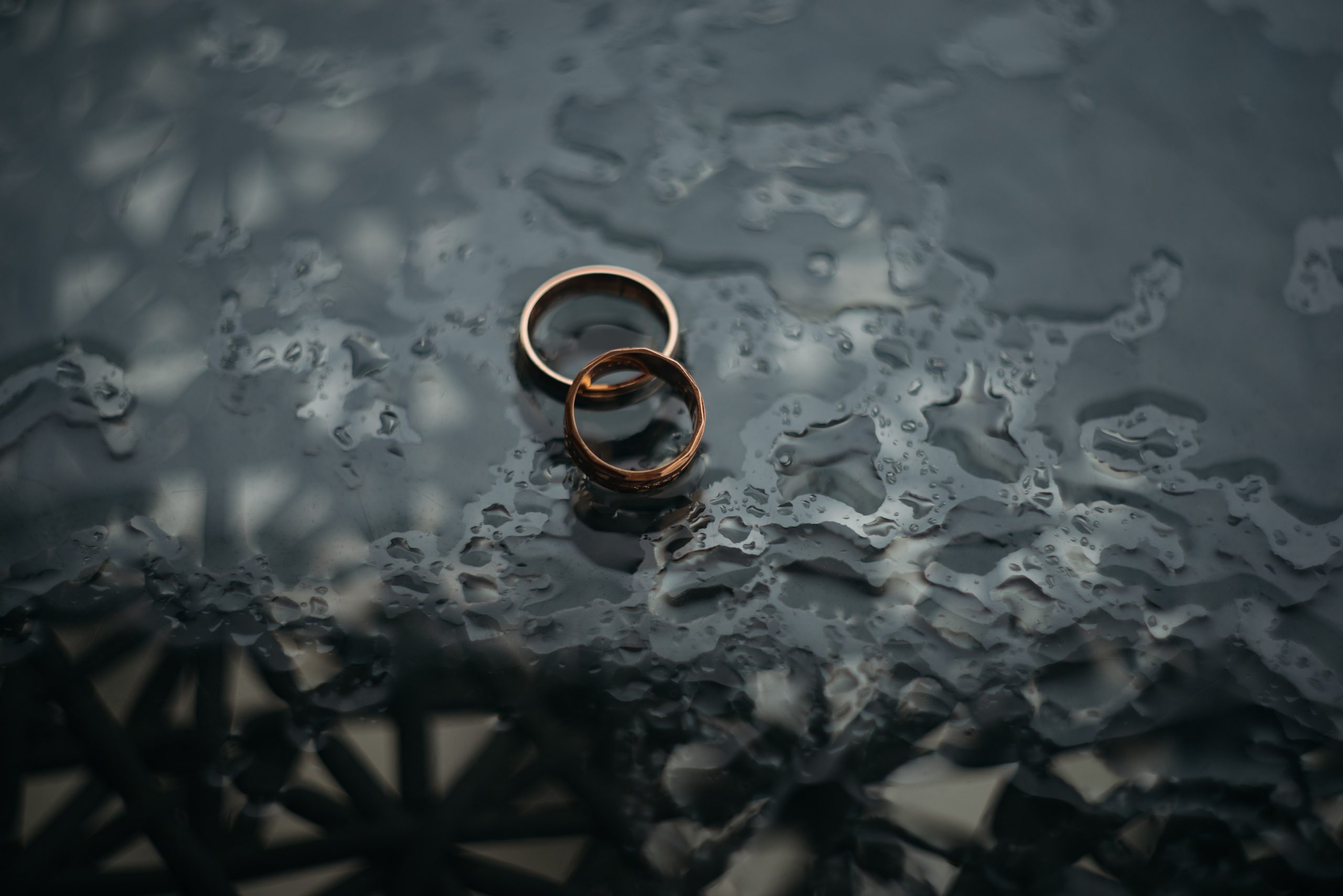 Concept de divorce contentieux démontré par deux anneaux sous la pluie