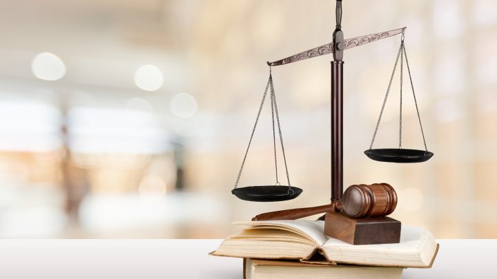 Balance de justice avec marteau en bois sur les livres de lois